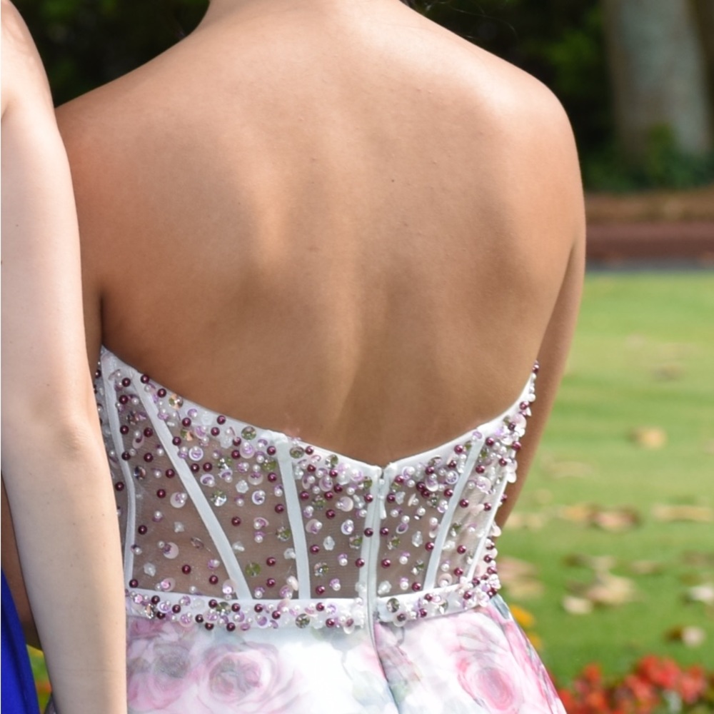 Prom dress, quinceanera, ball gown. Only worn once to prom. fits around 5’2.